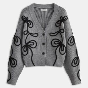 COMMENSE Floral Applique Knit Cardigan
Color: Grey Size Small NWT Oversized